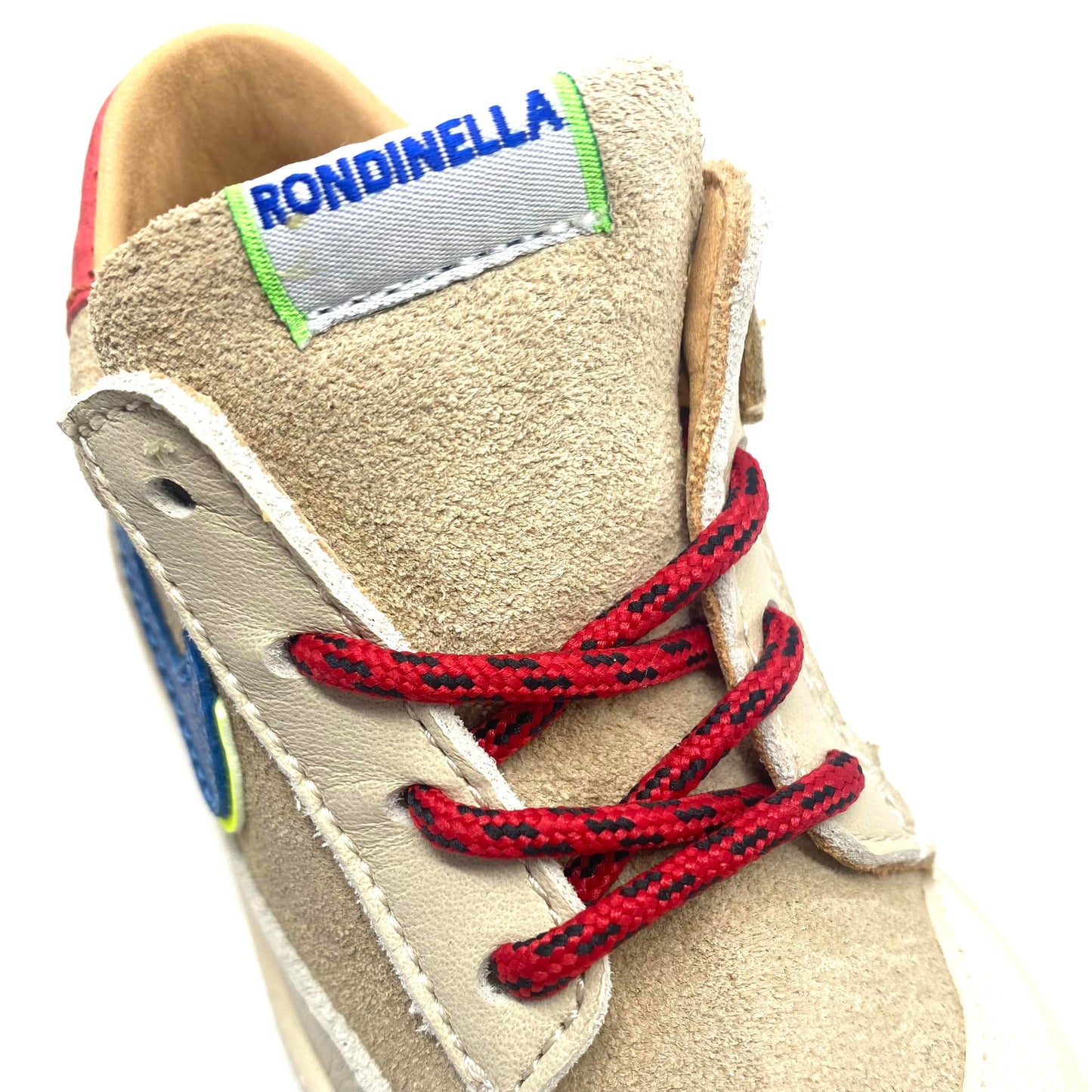 Rondinella sneakertje beige met blauw en rode accenten.