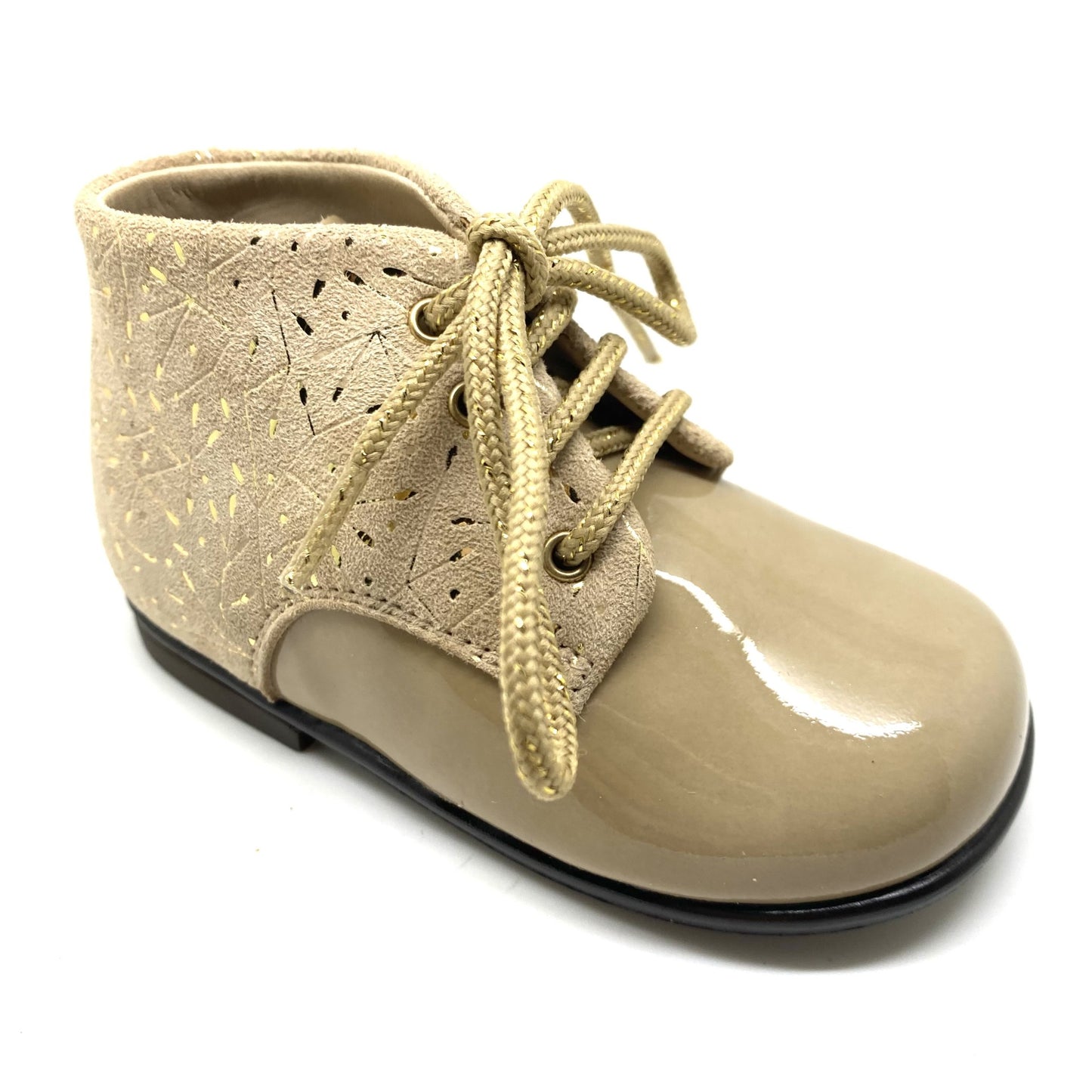 Beberlis klassiek beige veterschoentje in lak