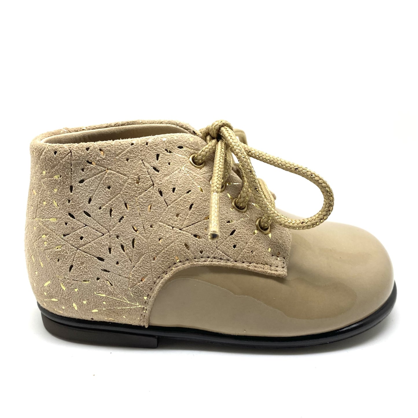 Beberlis klassiek beige veterschoentje in lak