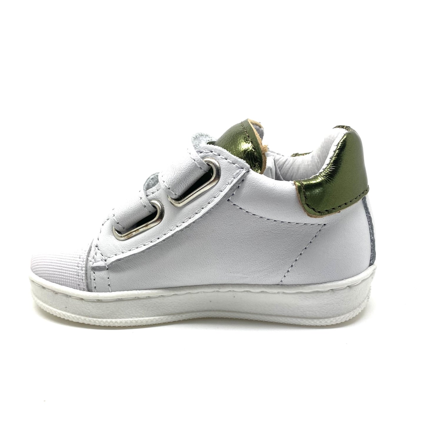 Clic witte sneaker met verstevigde tip.