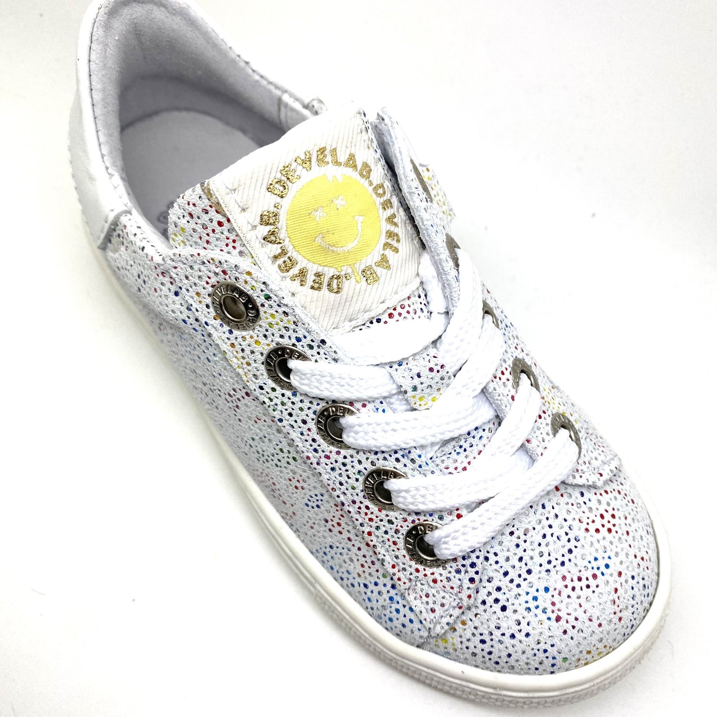 Develab lage sneaker met stipjes.