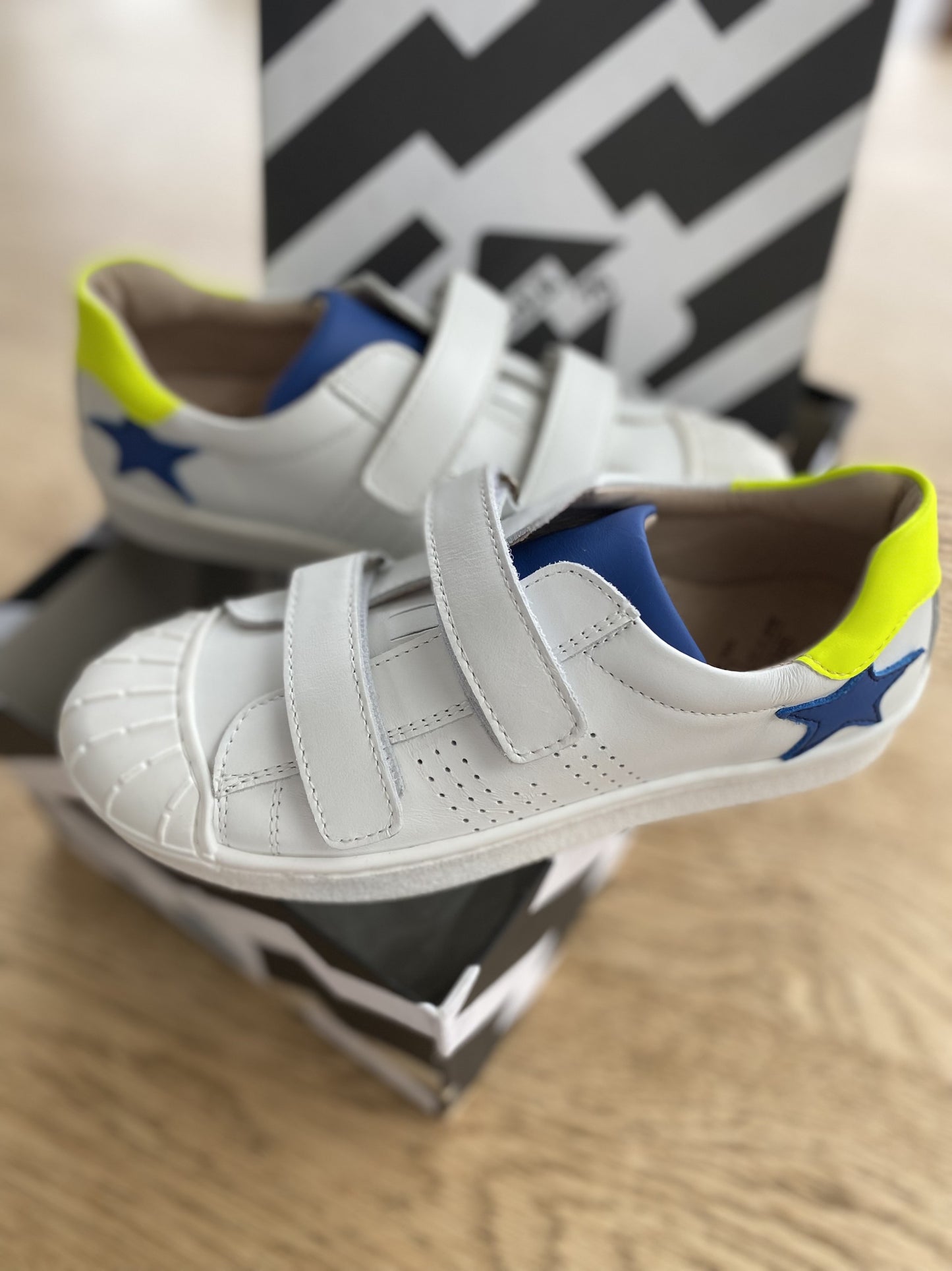 Eb sneaker met rubberen tip en 2 velcro's