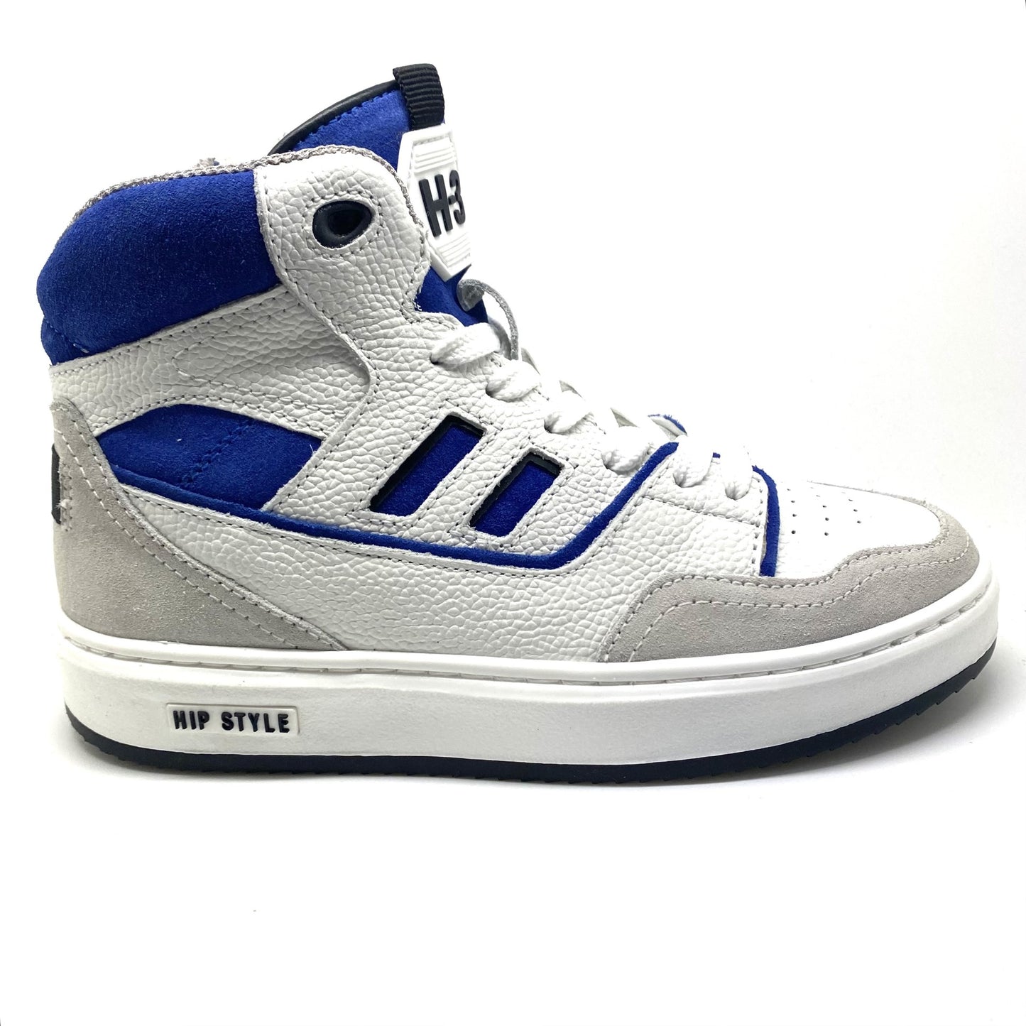 Hip hoge witte sneaker met blauwe accenten.