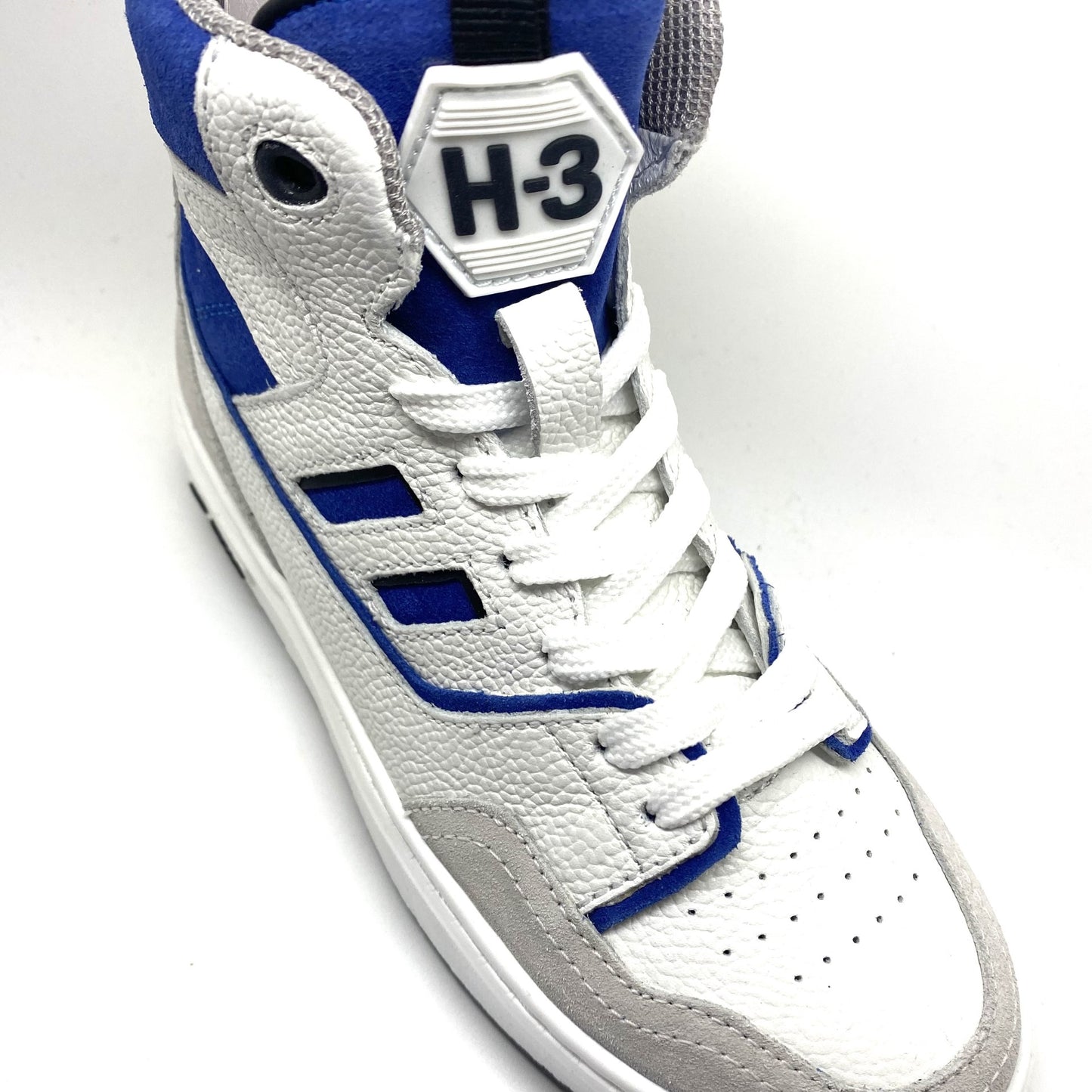 Hip hoge witte sneaker met blauwe accenten.