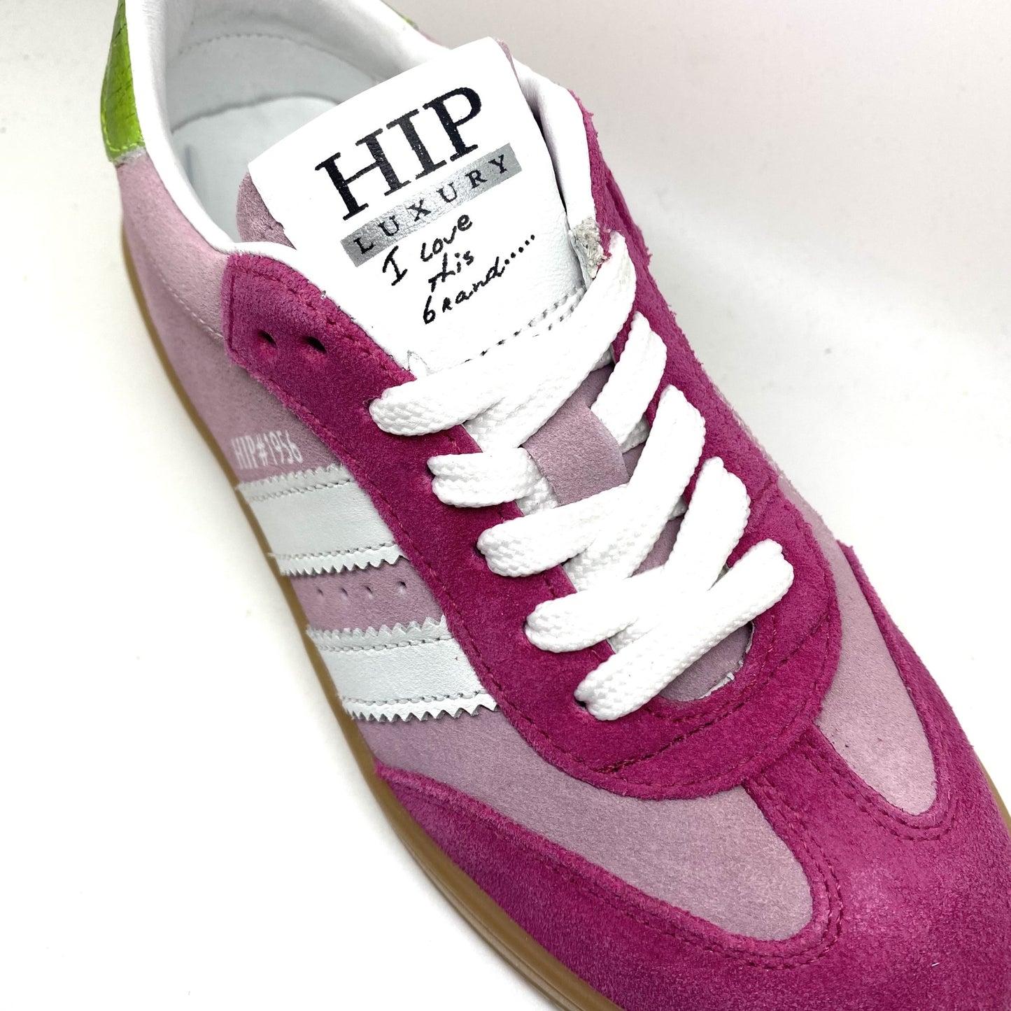 Hip lage roze sneaker.