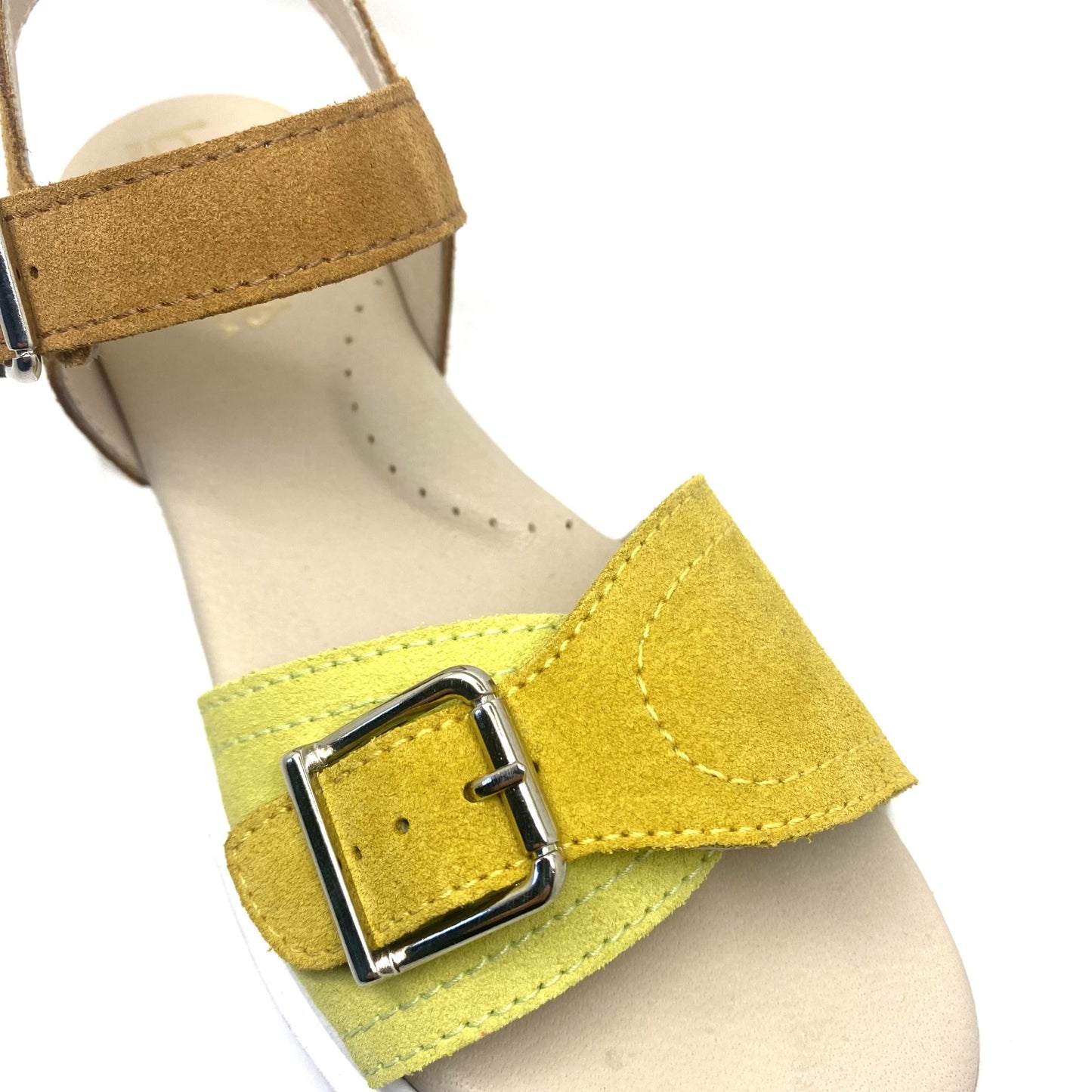 Beberlis sandaal met oker en geel.