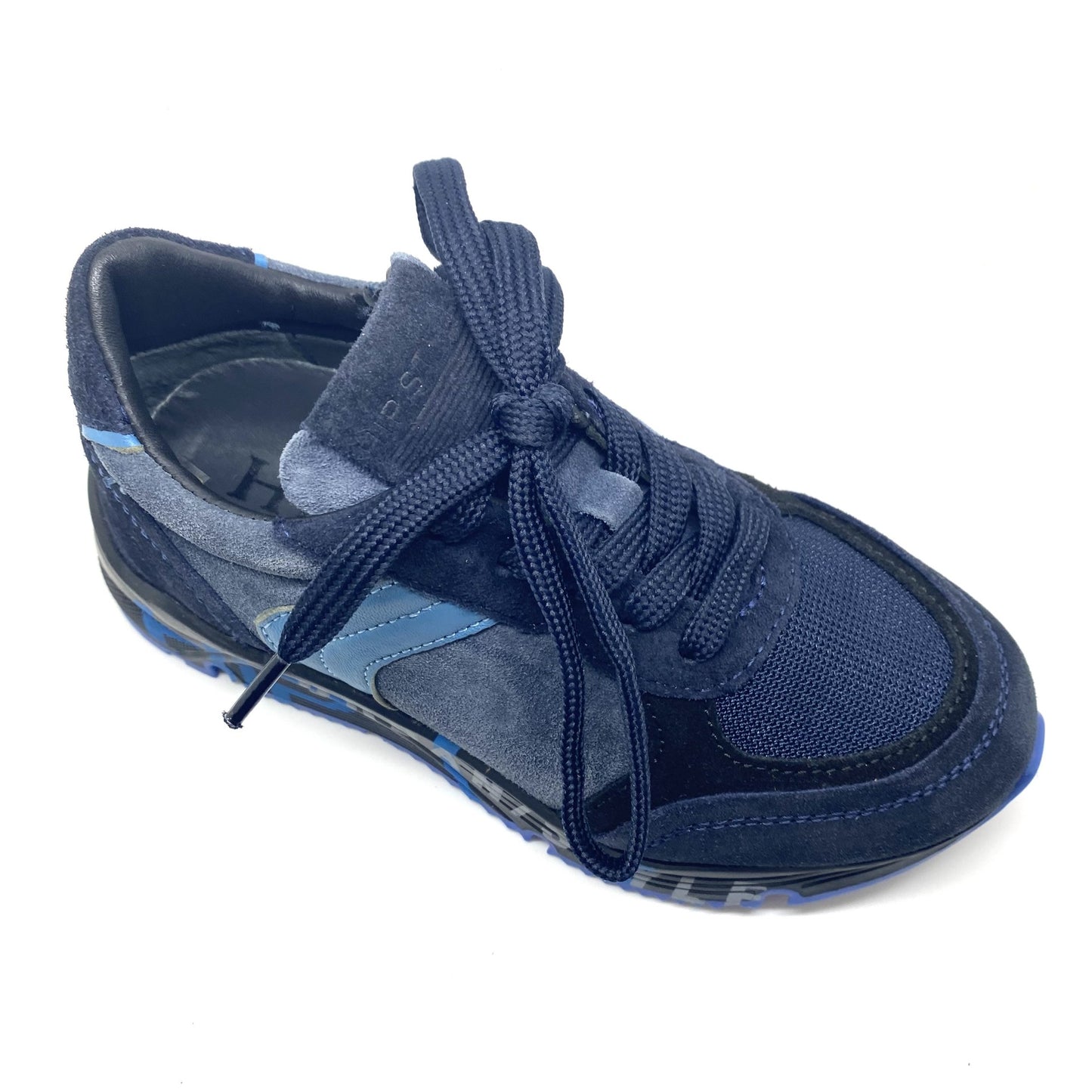 Hip sneaker met tekst op zool.
