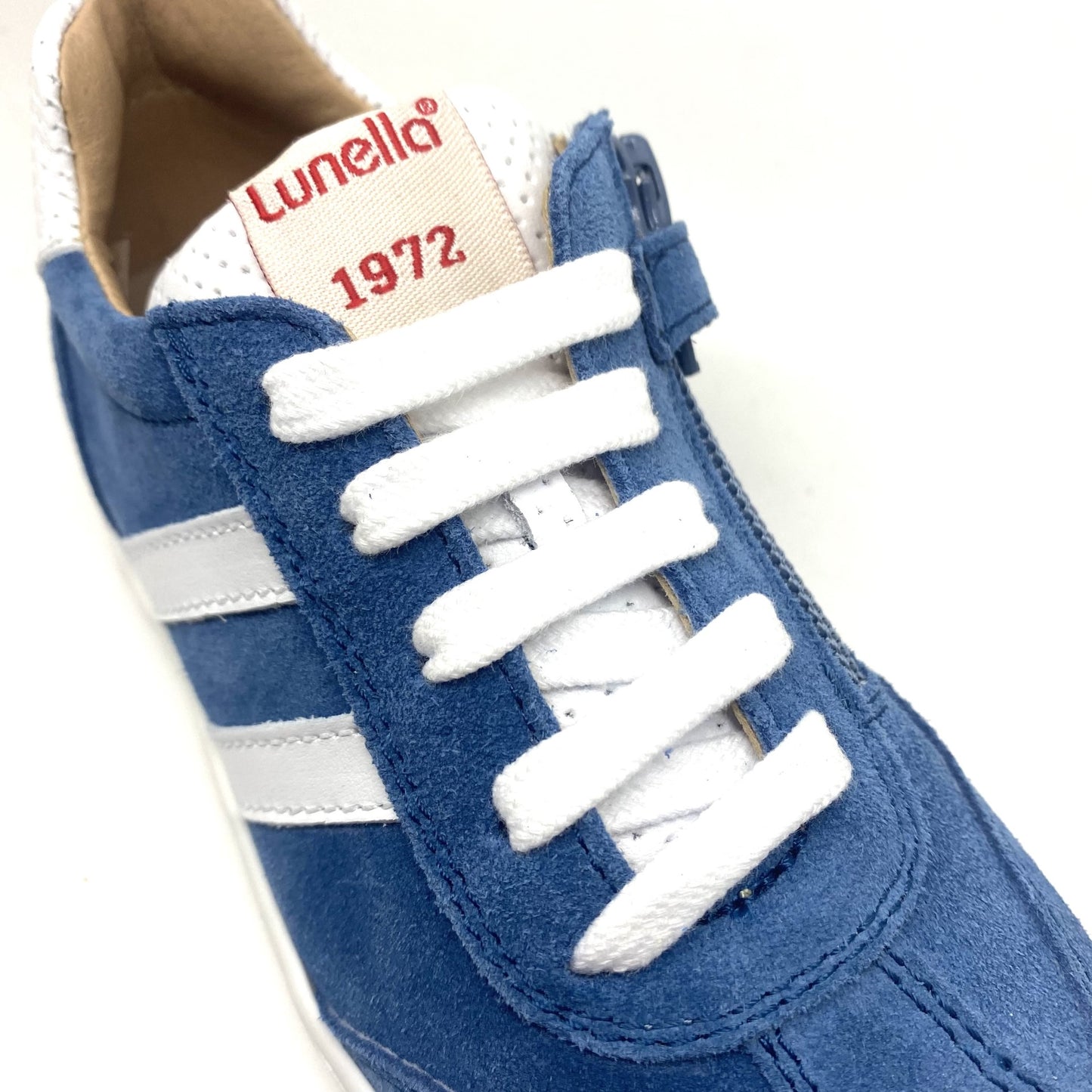 Lunella lage sneaker met veter en rits.