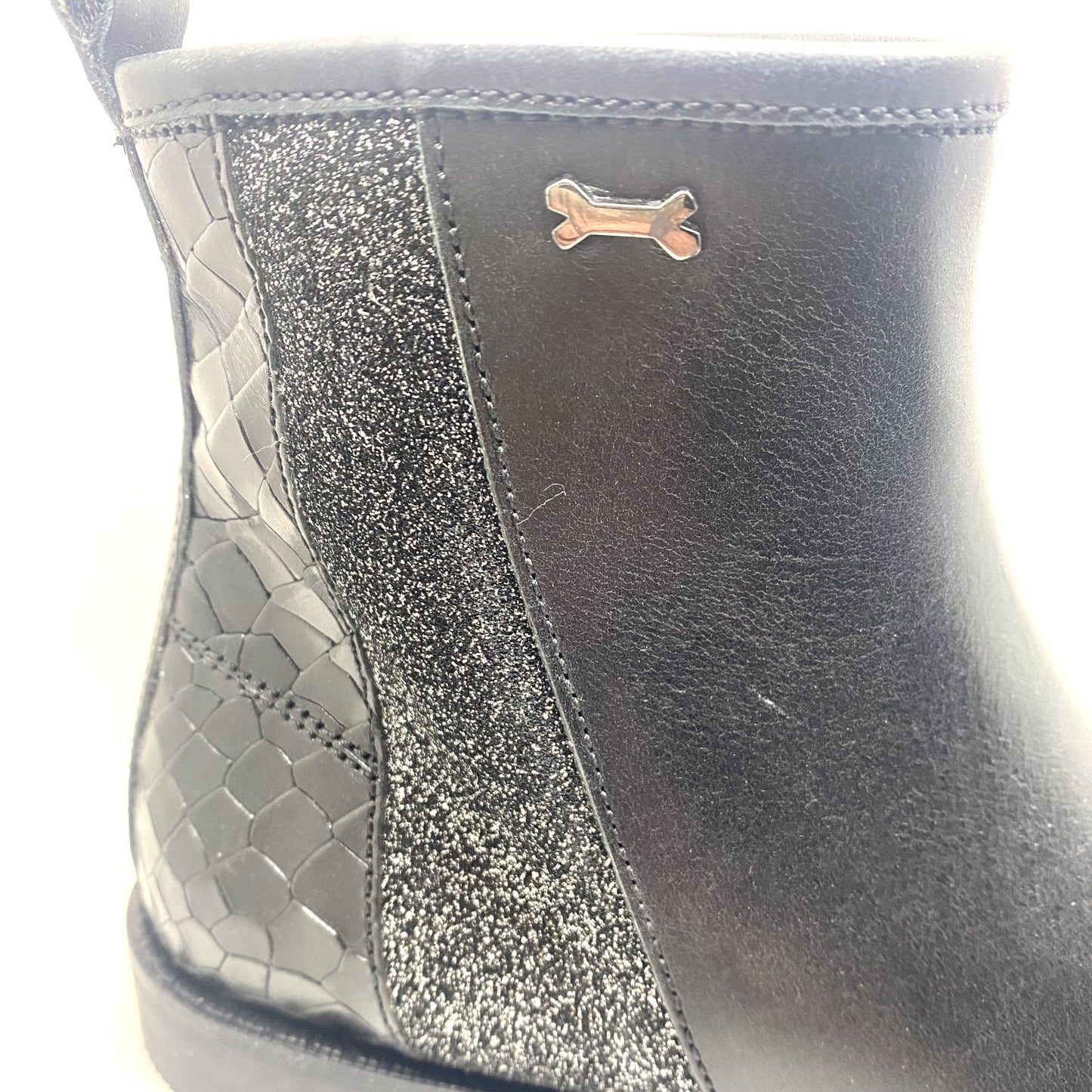 Stones and Bones zwart kort laarsje met glitter achteraan
