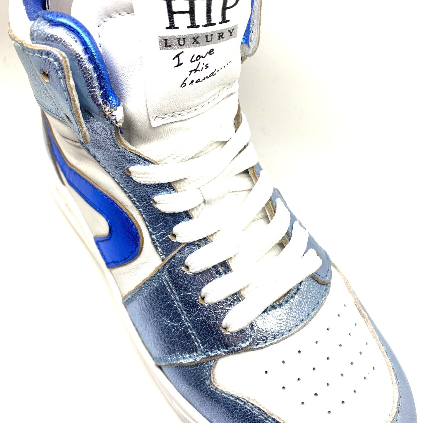 Hip hoge witte sneaker met blauw.