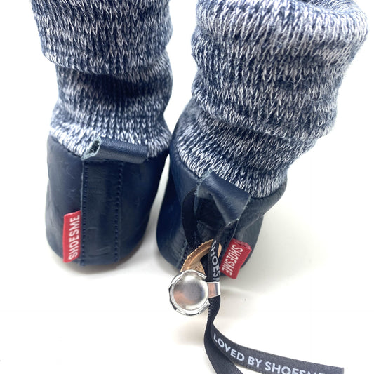 Shoesme slofje blauw met sok aan