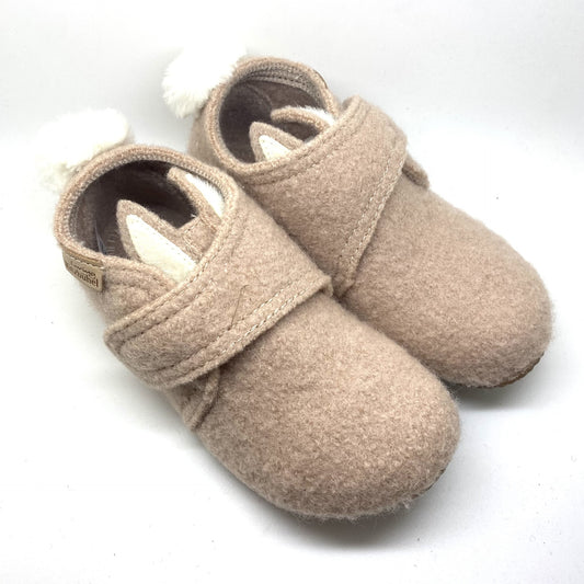 Kitzbühel pantoffel met konijnenoortjes en pompon achteraan.