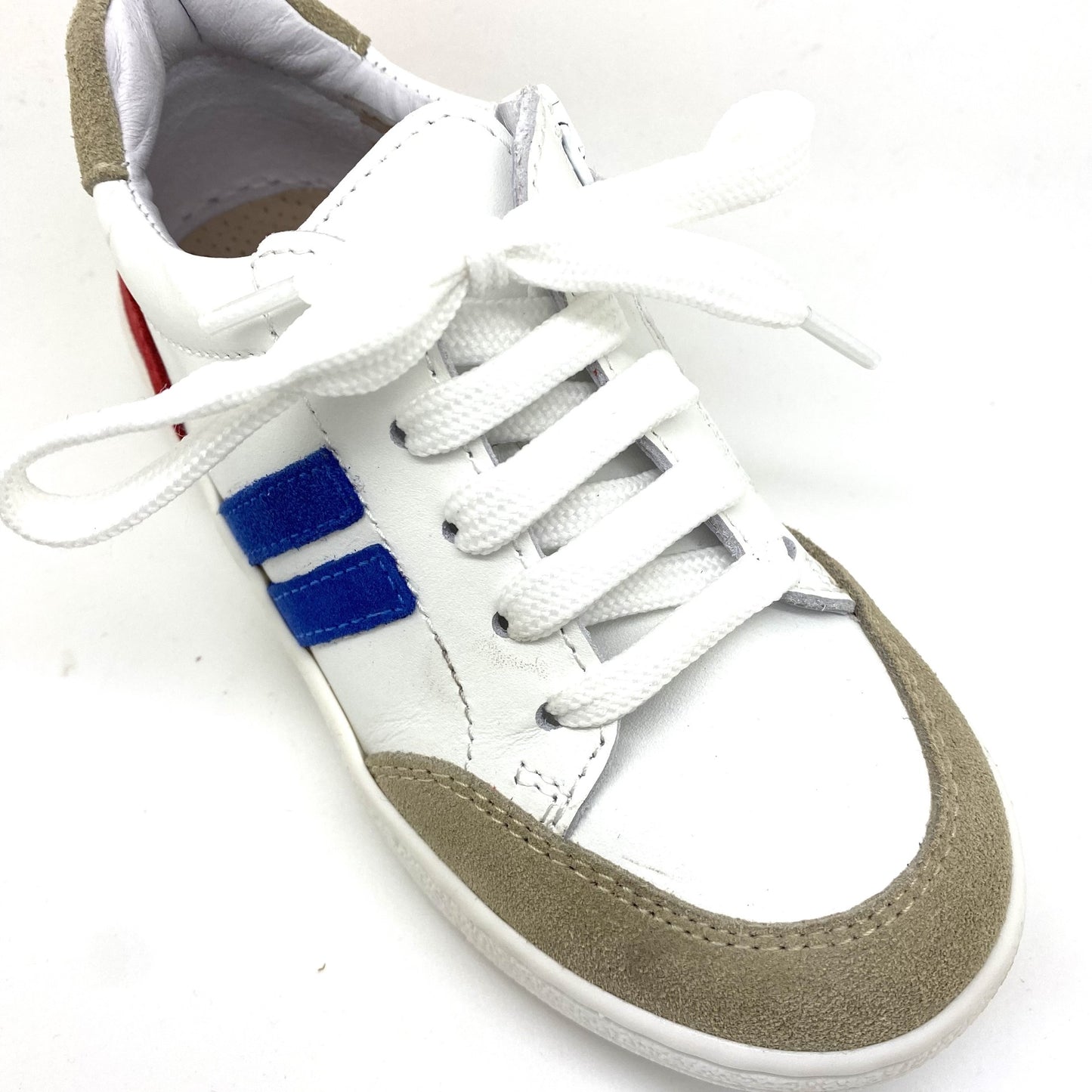 Lunella lage sneaker wit met rood en blauwe accenten.